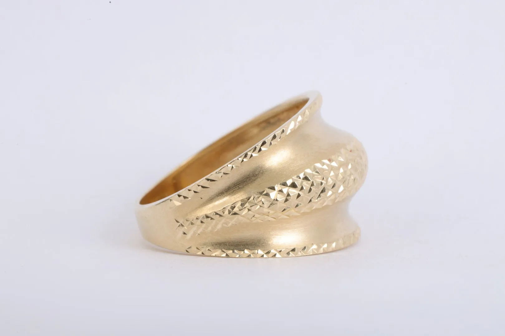 14k Yellow Gold Textured Ring Size 8 (3.31g.)